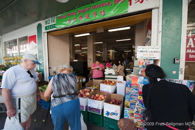 20091031_141742 D3.jpg - Fruit Vendor, Chinatown, Honolulu